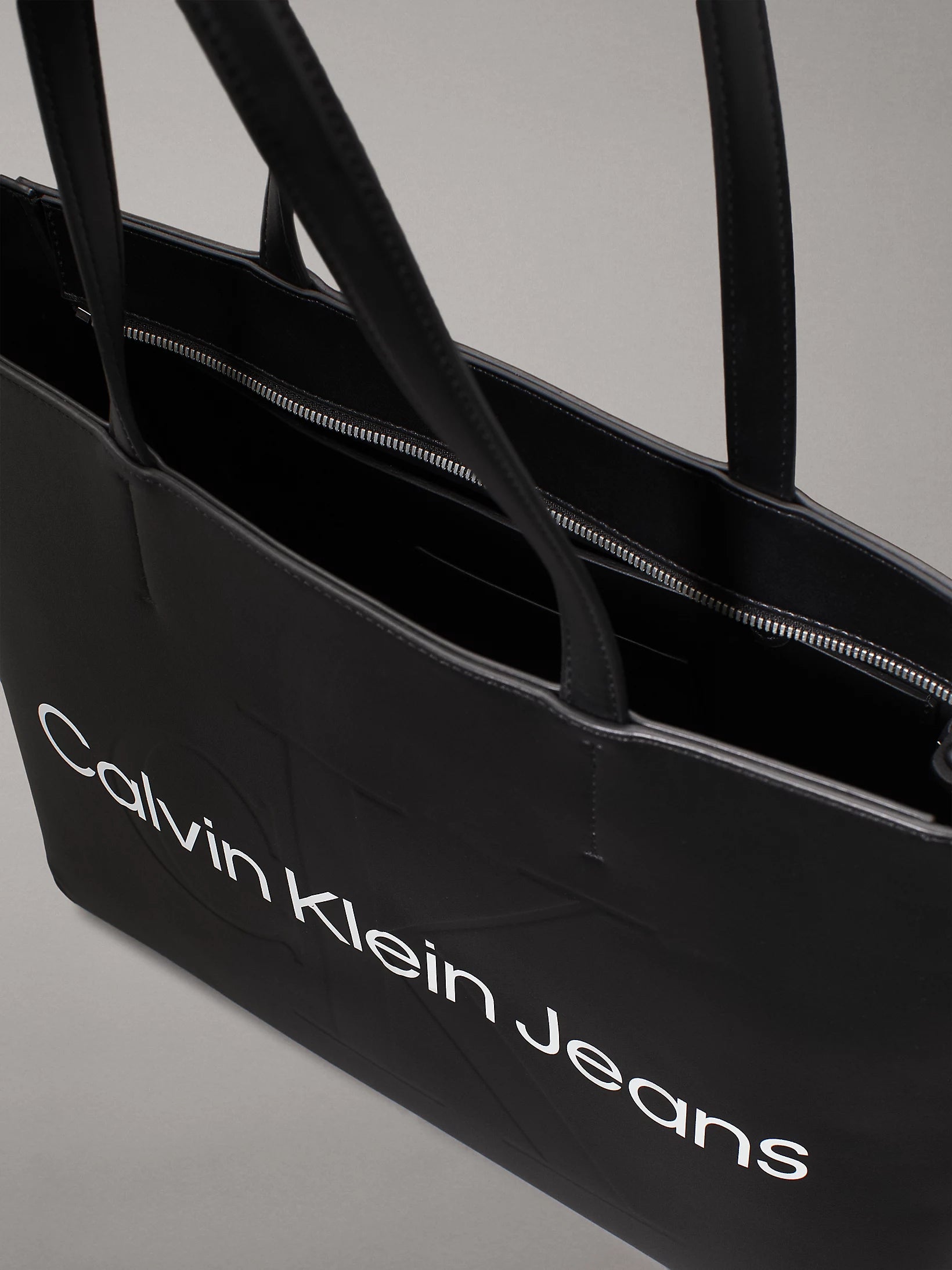 Calvin Klein Shopper29