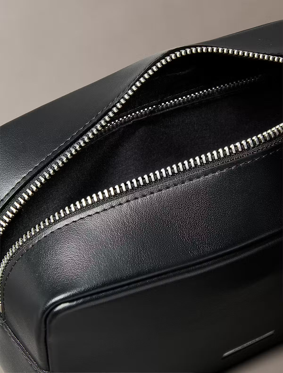 Calvin Klein Plaque Dopp Kit